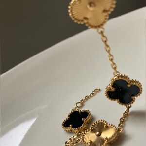 🔥 Clover Motif Bracelet S925 Silver Black Shell - Symbol of Luck & Elegance